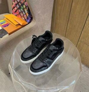 Alternative view of Giày Louis Vuitton LV Trainers 'Black' 1A8PU7