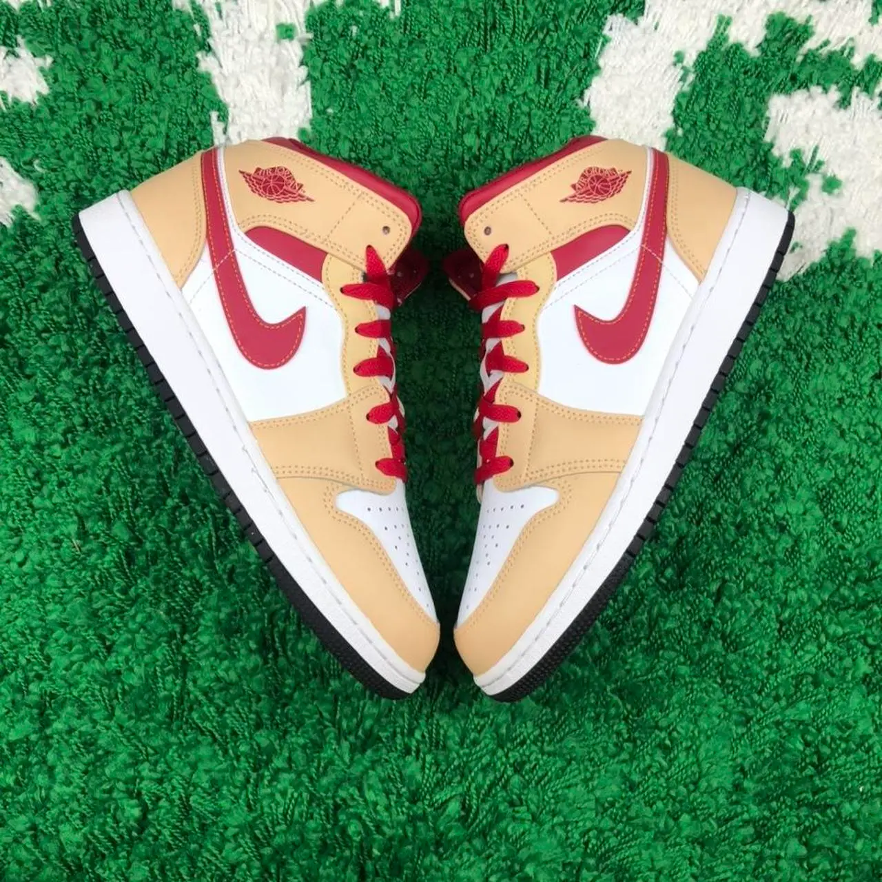 Giay Nike Air Jordan 1 Mid 'Light Curry Cardinal' 554725-201