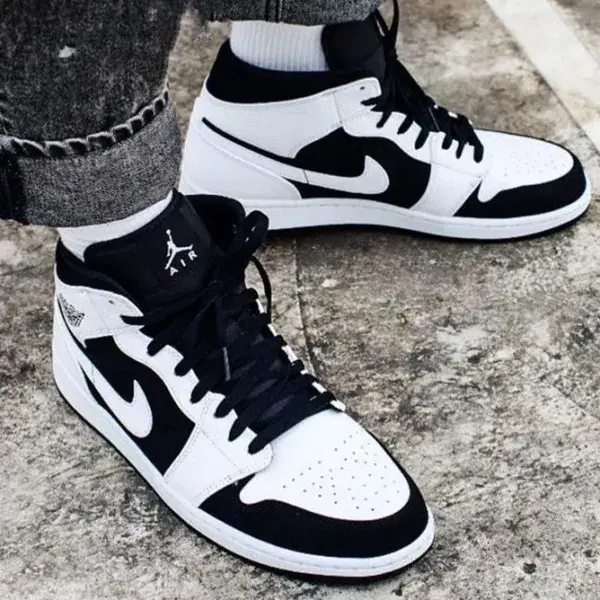 Alternative view of Giày Nike Air Jordan 1 Retro Mid 'Tuxedo' 554724-113