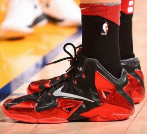 Alternative view of Giày Nike LeBron 11 'Away' 616175-001