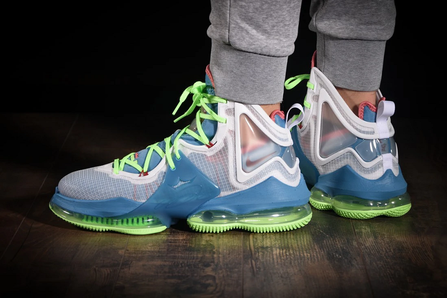 Alternative view of Giày Nike LeBron 19 'Blue Pomegranate' DC9339-400