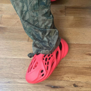 Alternative view of Dép Adidas Yeezy Foam Runner 'Vermilion' GW3355