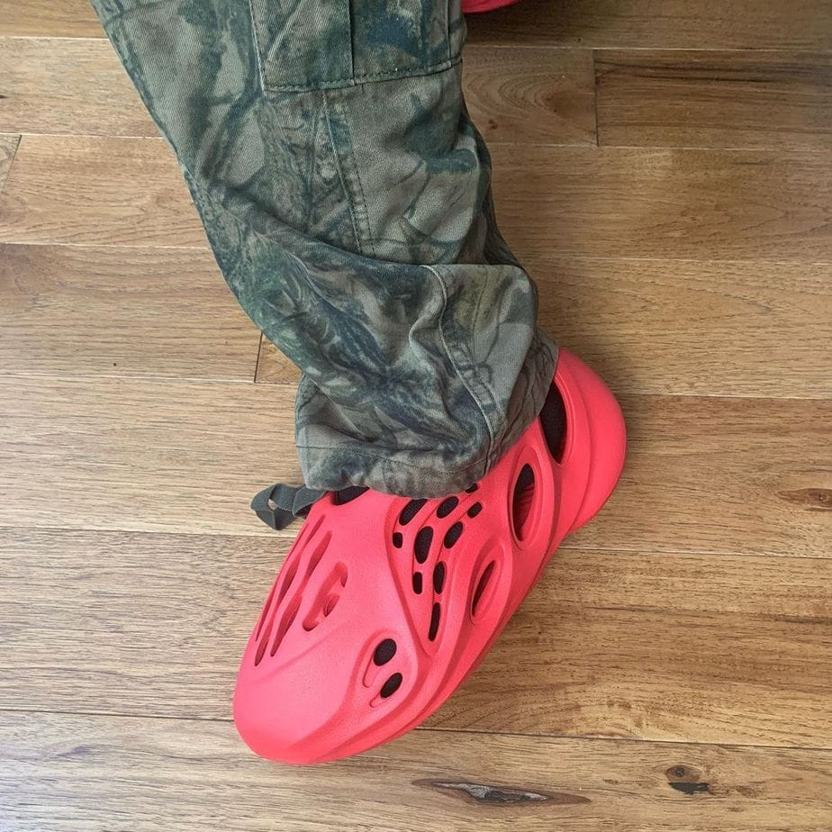 Dép Adidas Yeezy Foam Runner 'Vermilion' GW3355 - Ảnh 2