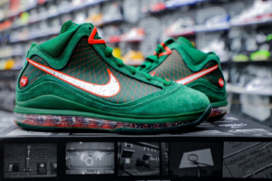 Giay Nike A&M University x LeBron 7 Retro 'Gorge Green' DX8554-300