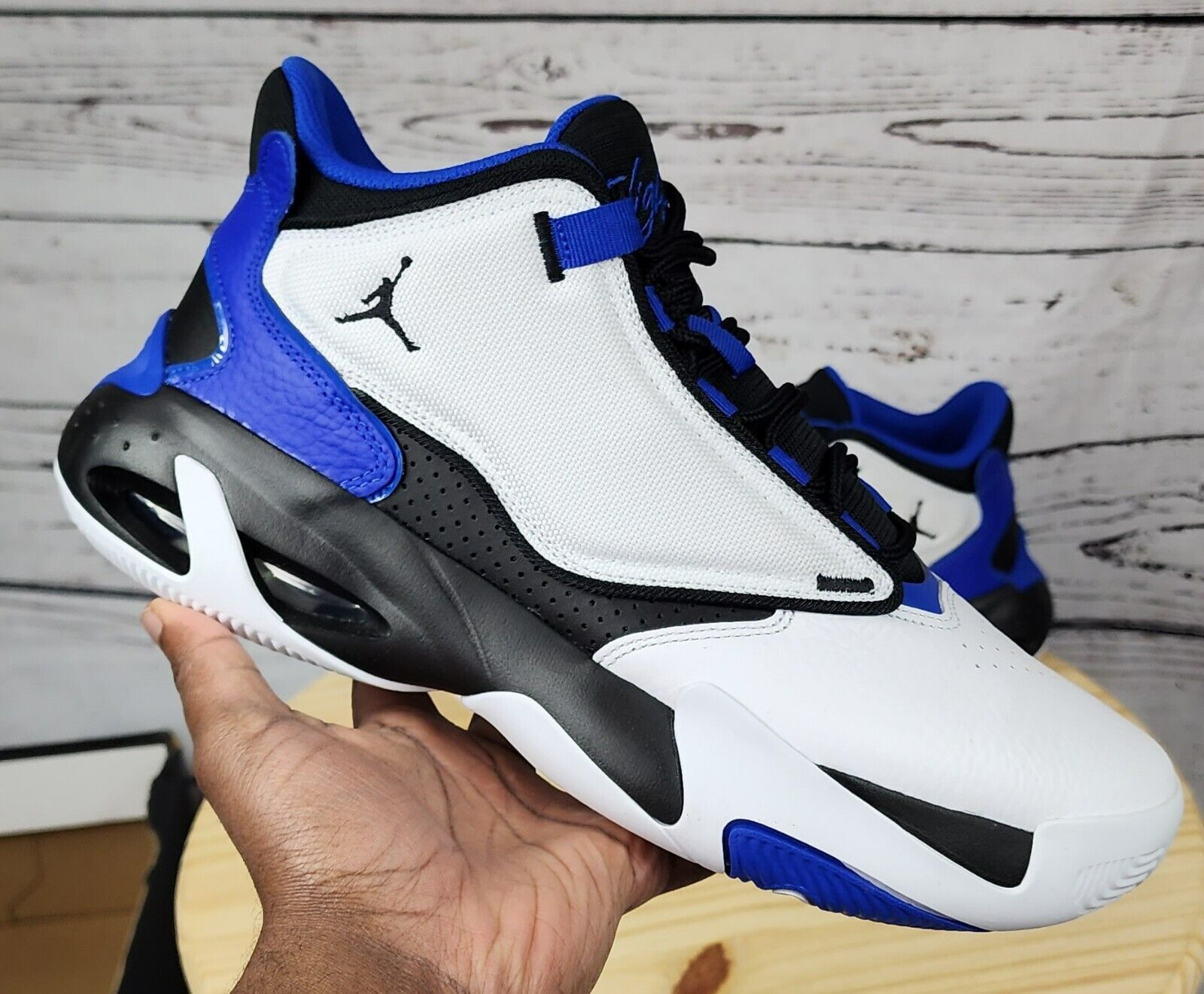 Giay Nike Jordan Max Aura 4 'White Hyper Royal' DN3687-104