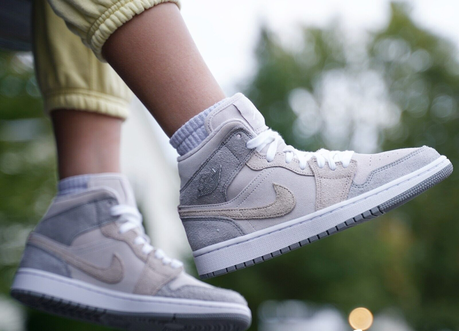 Giày Nike Air Jordan 1 Mid Wmns 'Particle Grey' DO7139-002 - Ảnh 3