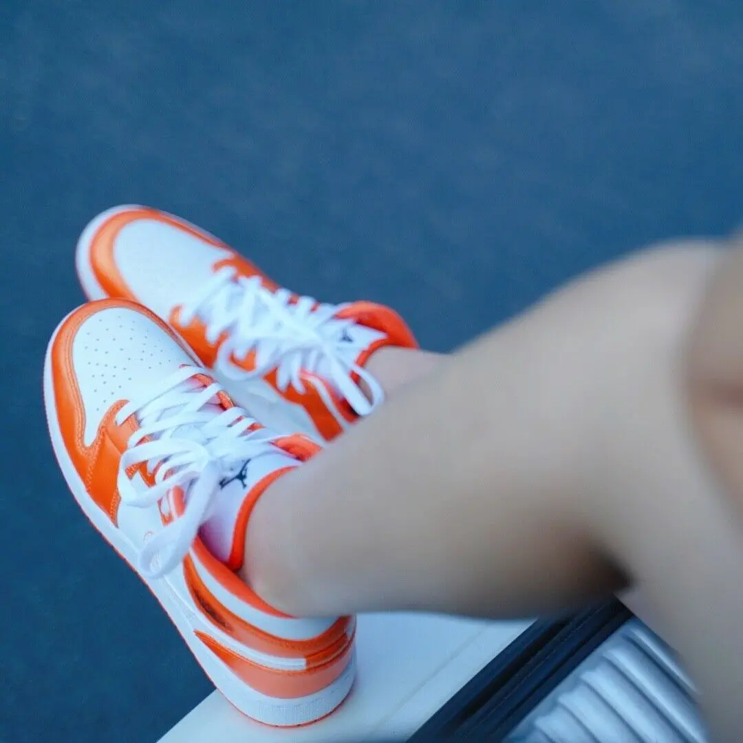 Alternative view of Giày Nike Air Jordan 1 Mid SE GS 'Electro Orange' DM4228-800