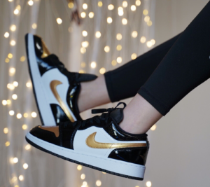 Giay Nike Air Jordan 1 Low SE GS 'Gold Toe' DR6970-071