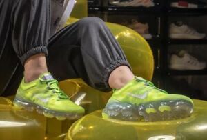 Alternative view of Giày Nike Wmns Air VaporMax 2019 'Volt' AR6632-700