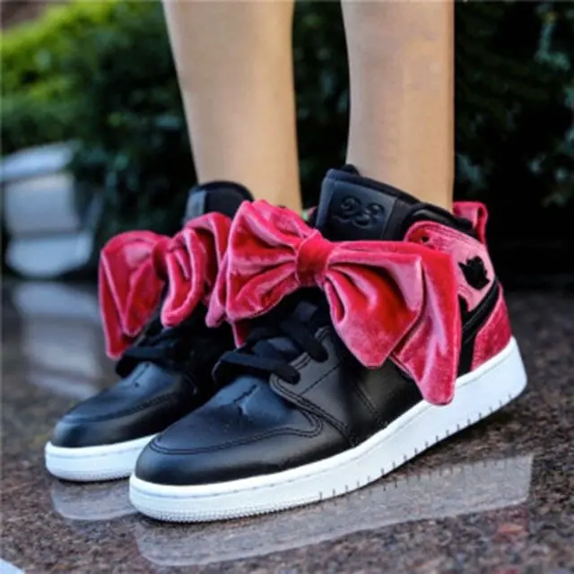 Alternative view of Giày Nike Air Jordan 1 Mid Bow XLD GS 'Noble Red' CK5678-006