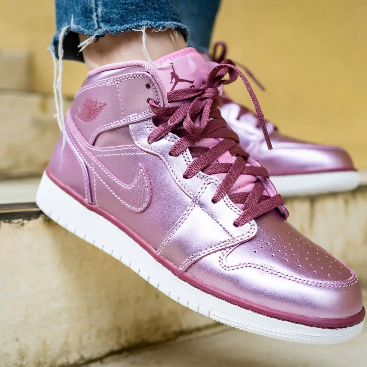Alternative view of Giày Nike Air Jordan 1 Mid SE GS 'Pink Rose' AV5174-640