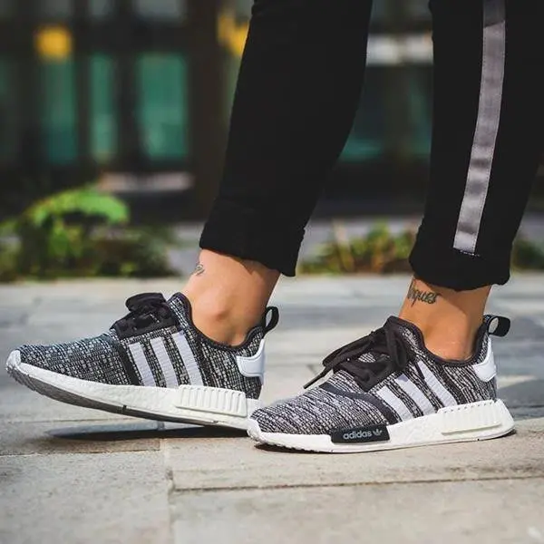 Alternative view of Giày Adidas Wmns NMD_R1 'Midnight Grey' BY3035