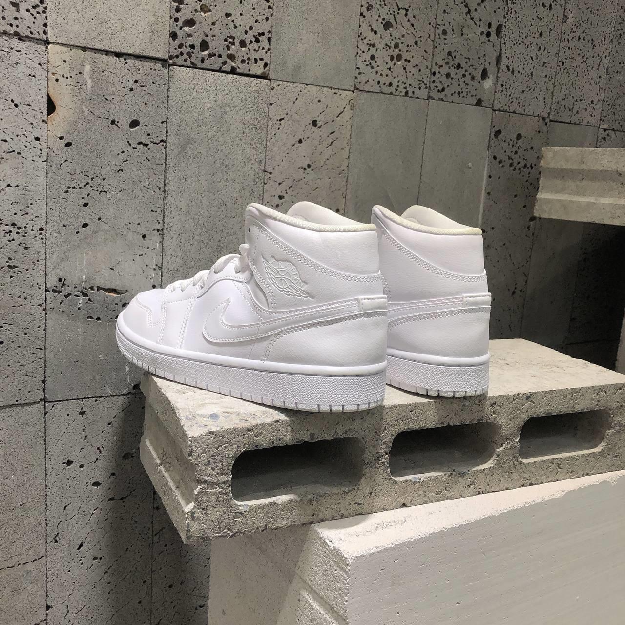Giay Nike Air Jordan 1 Mid 'Triple White' DV0991-111