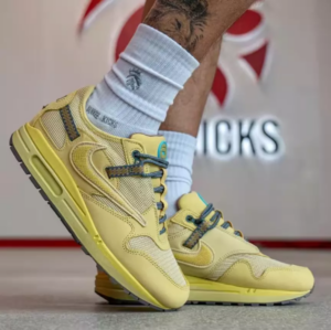 Alternative view of Giày Nike Air Max 1 x Travis Scott 'Gold' DO9392-700