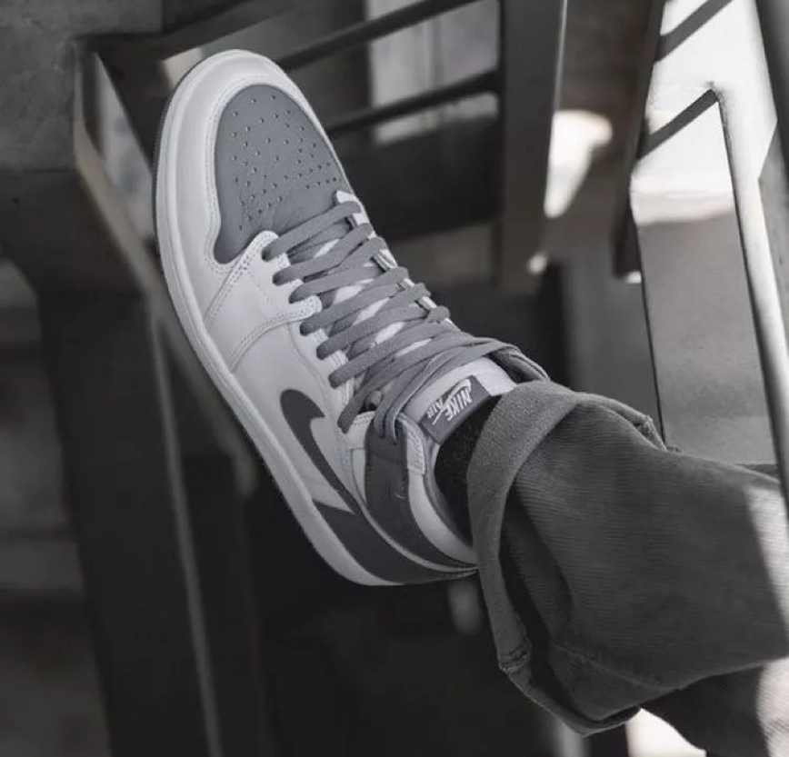 Giay Nike Air Jordan 1 Retro High OG 'White Stealth' 555088-037