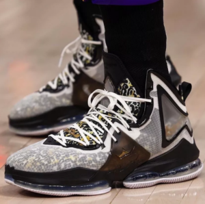 Giay Nike Lebron 19 'Royalty' DC9340-100
