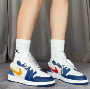 Alternative view of Giày Nike Air Jordan 1 GS Low SE 'Blue Chutney White' DR6960-400