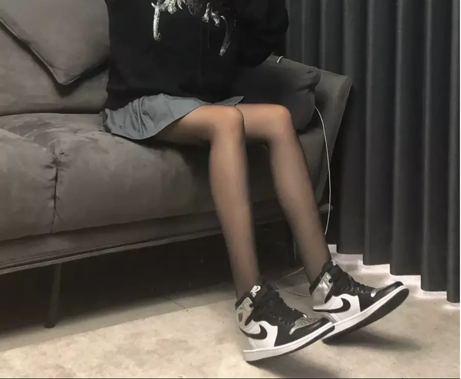 Alternative view of Giày Nike Wmns Air Jordan 1 High OG 'Silver Toe' CD0461-001