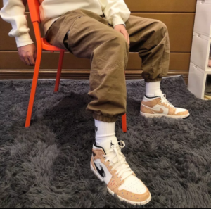 Alternative view of Giày Nike Air Jordan 1 Mid SE 'Brushstroke Paint Splatter' DA8005-100