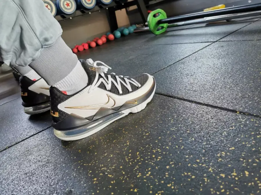 Alternative view of Giày Nike LeBron 17 Low 'Metallic Gold' CD5007-101