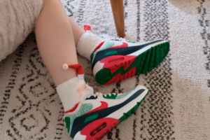 Alternative view of Giày Nike Air Max 90 GS 'Christmas Sweater' DC1621-100