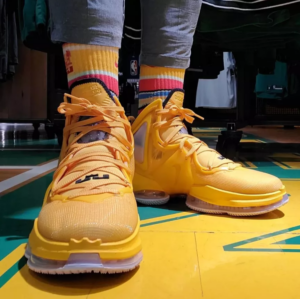 Alternative view of Giày Nike LeBron 19 Hard Hat 'Yellow' CZ0203-700