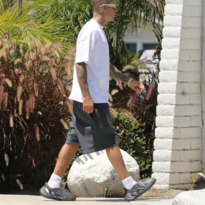 Alternative view of Dép Adidas Yeezy Foam RNR Onyx 'Black' HP8739