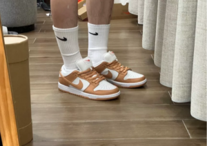 Alternative view of Giày Nike SB Dunk Low 'Light Cognac' DM8998-200