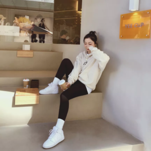 Alternative view of Giày Nike Air Jordan 1 Mid 'Triple White' 554725-130