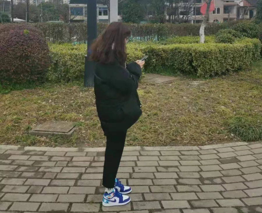 Giày Nike Air Jordan 1 Mid GS 'Geometric Pint' 555112-105 - Ảnh 6