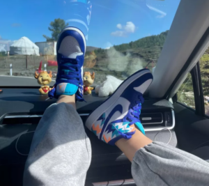 Alternative view of Giày Nike Air Jordan 1 Mid GS 'Geometric Pint' 555112-105