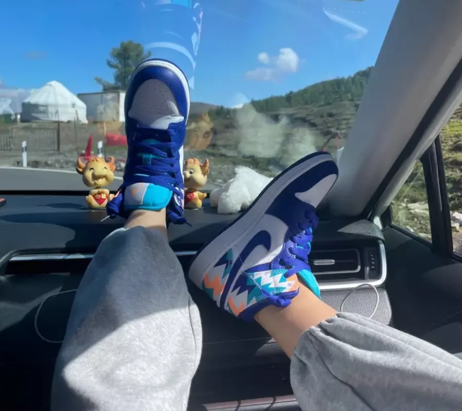 Alternative view of Giày Nike Air Jordan 1 Mid GS 'Geometric Pint' 555112-105