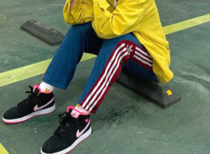 Alternative view of Giày Nike Air Jordan 1 Mid 'Black Digital Pink' (GS) 555112-066