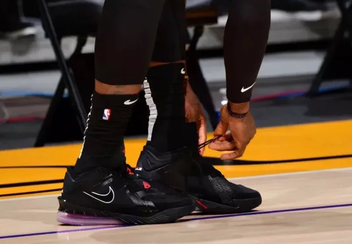 Giày Nike LeBron 18 Low 'Bred' CV7562-001 - Ảnh 7