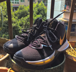 Alternative view of Giày Nike Kyrie 5 'Black Metallic Gold' AO2918-007