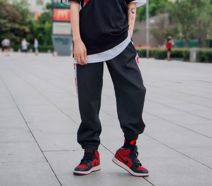 Giày Nike Air Jordan 1 Mid GS 'Black Gym Red' 554725-054 - Ảnh 4