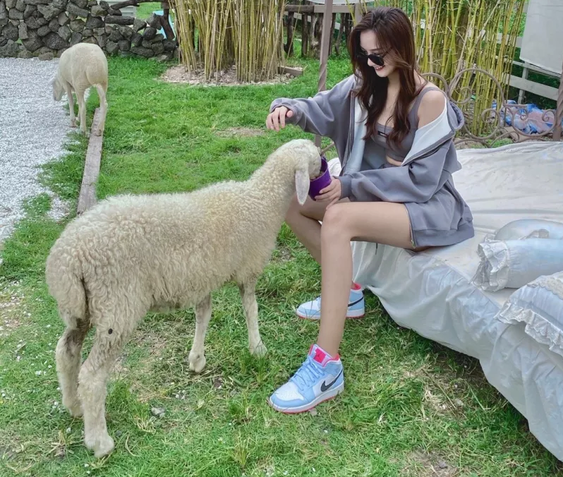 Giày Nike Air Jordan 1 Mid GS 'Half Blue' 555112-400 - Ảnh 5