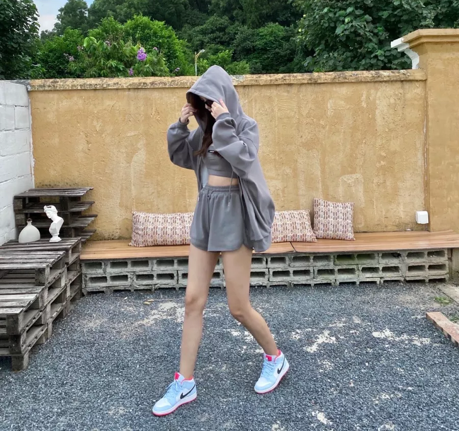 Giày Nike Air Jordan 1 Mid GS 'Half Blue' 555112-400 - Ảnh 2