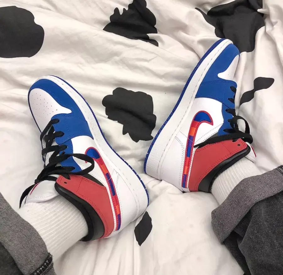 Alternative view of Giày Nike Air Jordan 1 MID SE GS 'Multicolored Swoosh' BQ6931-146