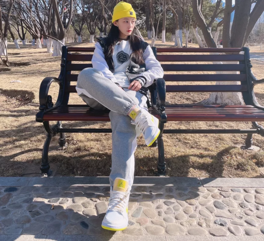 Giày Nike Wmns Air Jordan 1 Mid SE 'Voltage Yellow' DB2822-107 - Ảnh 5