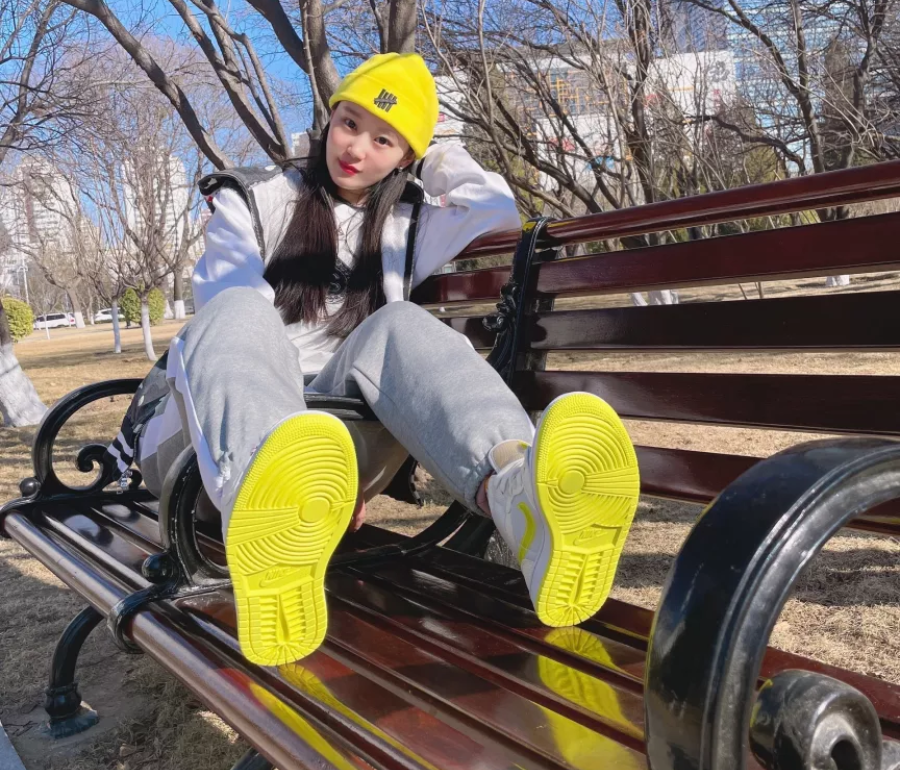 Giày Nike Wmns Air Jordan 1 Mid SE 'Voltage Yellow' DB2822-107 - Ảnh 4