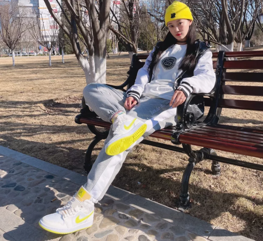 Giày Nike Wmns Air Jordan 1 Mid SE 'Voltage Yellow' DB2822-107 - Ảnh 3