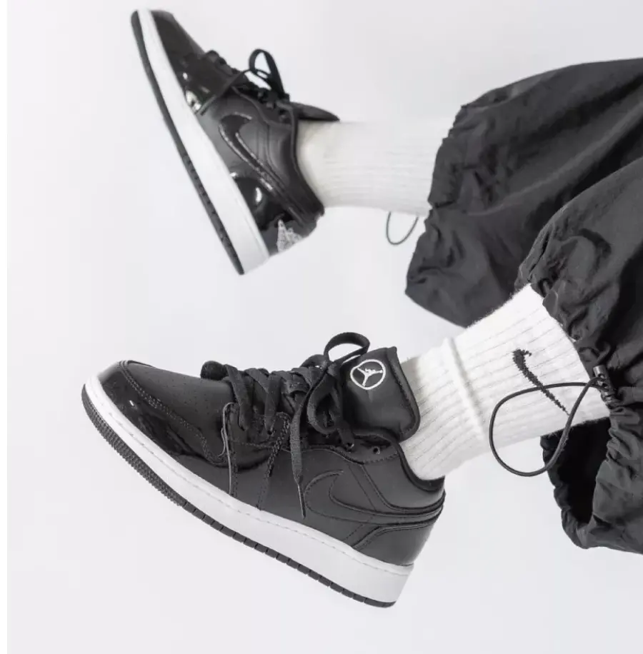 Alternative view of Giày Nike Air Jordan 1 Mid Wmns 'Black White' BQ6472-011