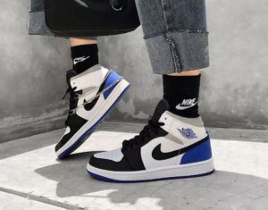 Alternative view of Giày Nike Air Jordan 1 Mid SE GS 'Royal Black Toe' BQ6931-102