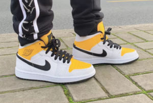 Alternative view of Giày Nike Air Jordan 1 Mid 'White University Gold' BQ6472-107