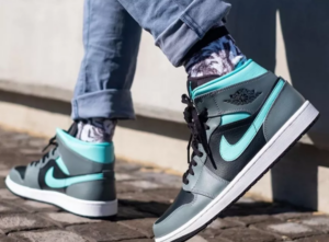 Alternative view of Giày Nike Air Jordan 1 Mid 'Aqua' 554724-063