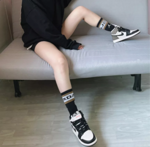 Alternative view of Giày Nike Air Jordan 1 Retro High OG GS 'Dark Mocha' 575441-105