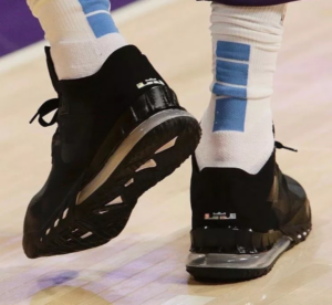 Alternative view of Giày Nike LeBron 18 'Black University Red' CQ9283-001