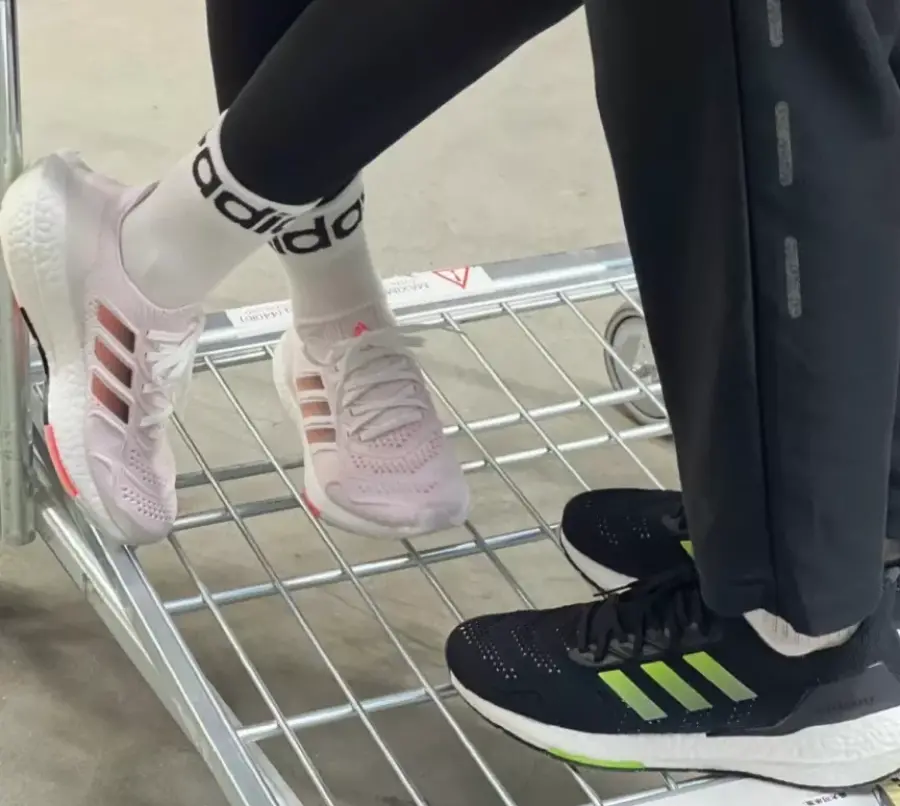Giay Adidas UltraBoost 22 Heat.RDY 'Black Solar Yellow' H01172