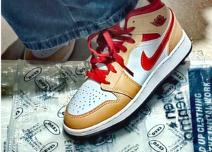 Giay Nike Air Jordan 1 Mid 'Light Curry Cardinal' 554725-201